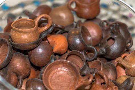 Artesana modelando cerámica de Pomaire