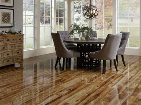 Piso de madera laminado brillante