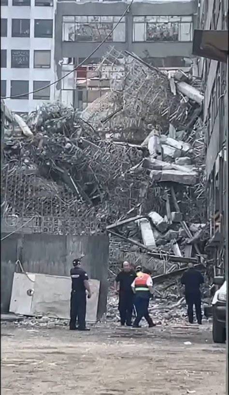 persona observando demolición de edificio