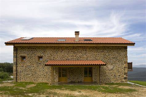 Casa provenzal de piedra con techo de losa