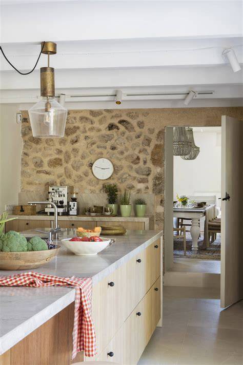 Cocina provenzal con encimera de piedra