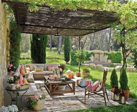 Jardín provenzal con pérgola y solárium