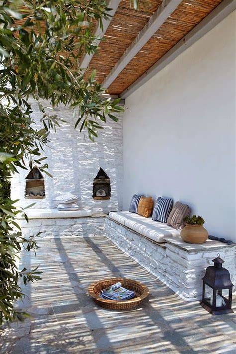 Patio mediterráneo con ladrillo y terraza