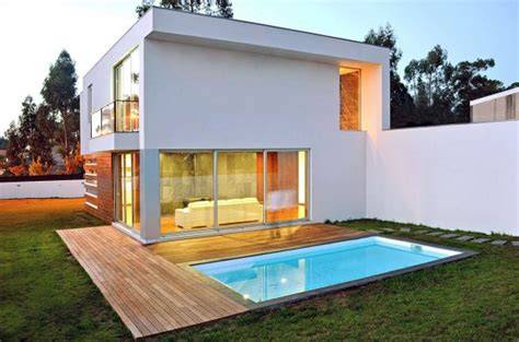 Casa cuadrada pequeña de dos pisos