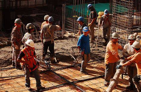 Obreros trabajando en construcción chilena