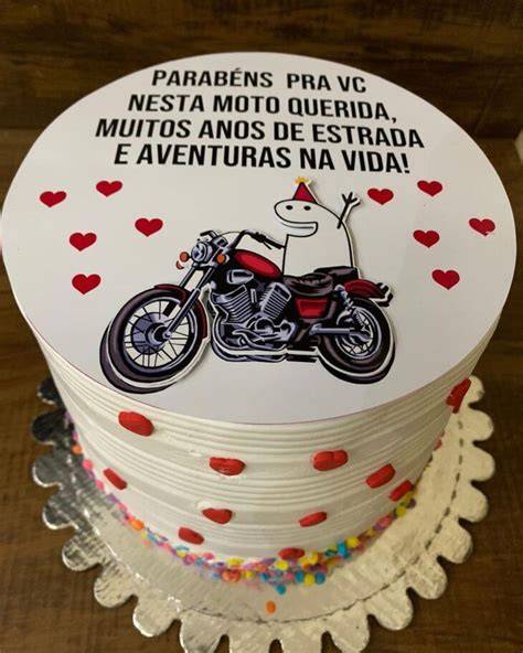 Figura de aniversario sobre moto