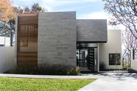 Fachada de casa revestida con siding exterior