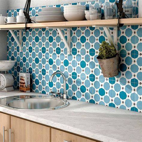 cocina azul con azulejos decorativos