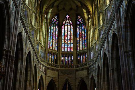 Interior gótico con murales y vidrieras