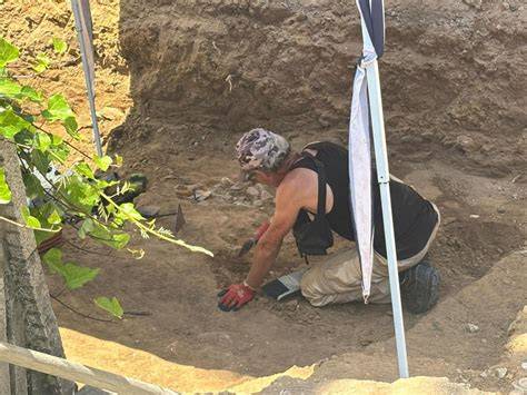 Excavación arqueológica de restos humanos