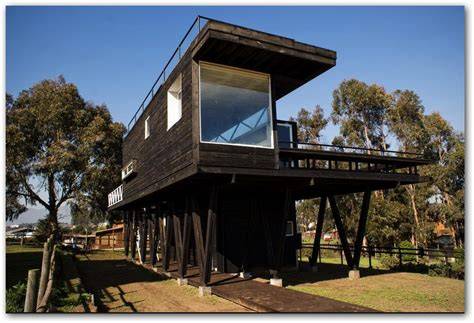 Casa de madera elevada sobre pilotes