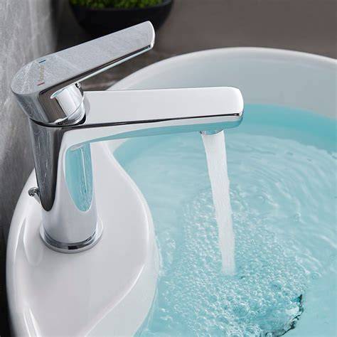 aireador de grifería instalado en lavabo