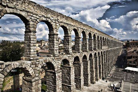 Acueducto romano junto a infraestructura moderna