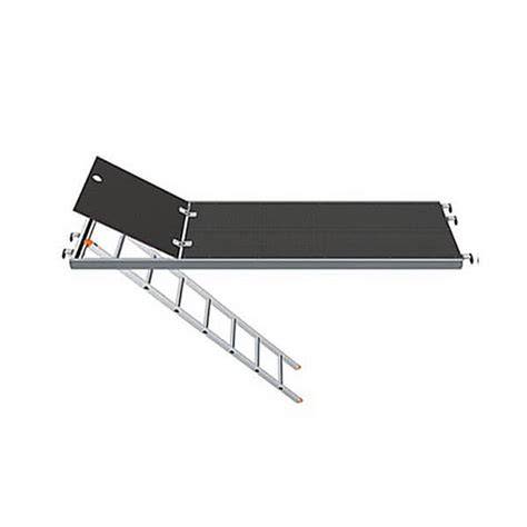 plataforma de andamio con escalera y trampilla
