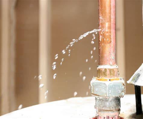 fuga de agua en tubería de cobre