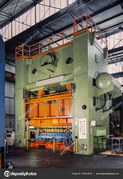 prensa industrial formando chapa metálica
