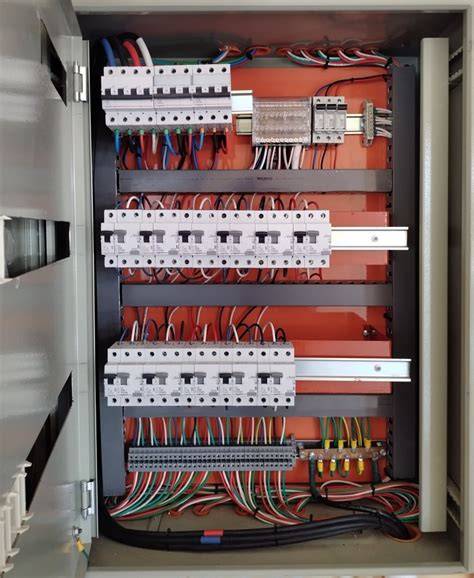 Tablero eléctrico en construcción
