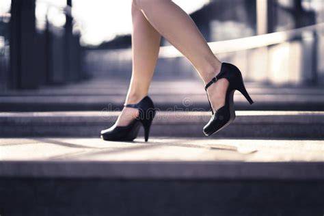 mujer caminando con tacones piso laminado