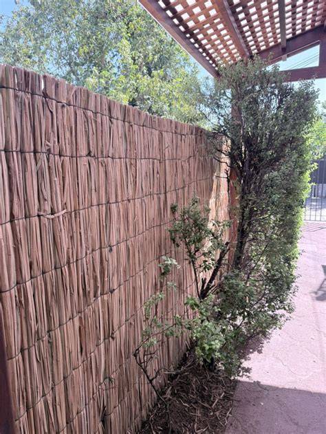 reja de totora en patio rústico