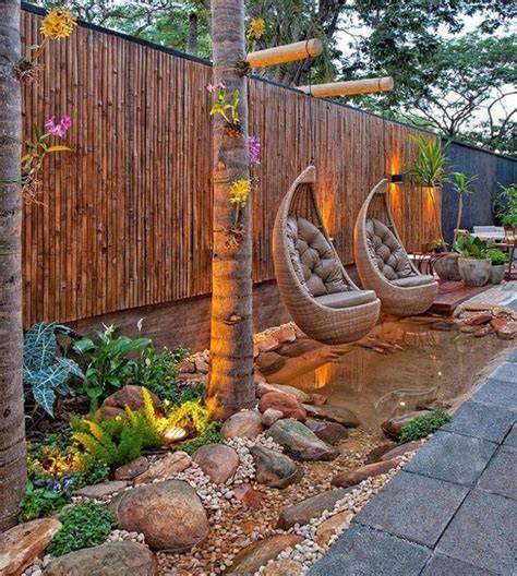 patio con cerco de totora y plantas