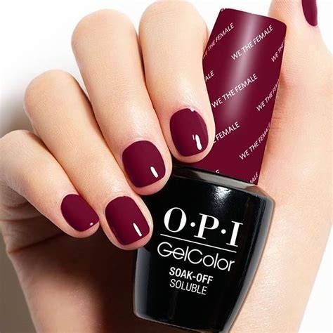 Manicura de verano con esmalte OPI