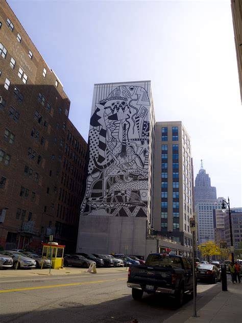 paisaje urbano de Detroit y mural comunitario
