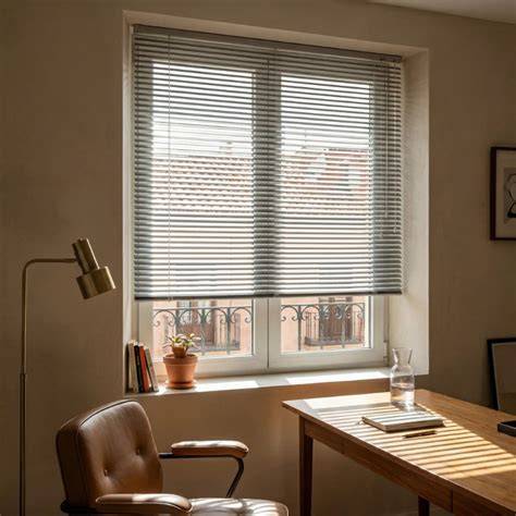 estores venecianos ventana pared ladrillo