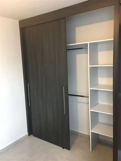 Clóset moderno con puertas corredizas en dormitorio