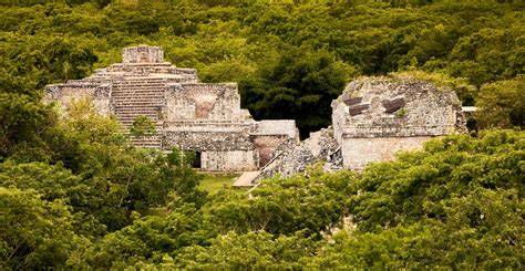 Palacio maya entre la selva de Yucatán