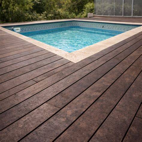 deck de madera plástica junto a piscina