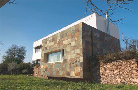 Casa con revestimiento exterior beige