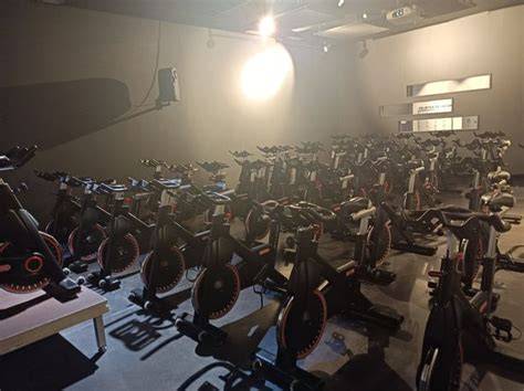 Clase de spinning con bicicletas estáticas