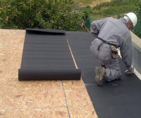 Instalación de fieltro asfáltico bajo cubierta