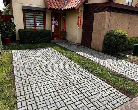 Estacionamiento residencial con adoquines