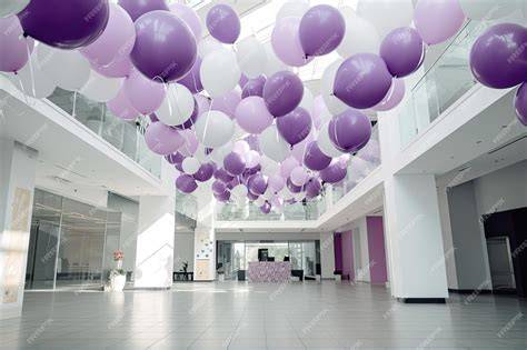 Escenario de evento con globos suspendidos del techo