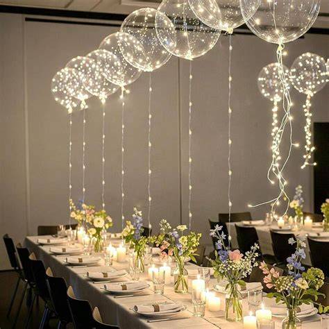 Decoración nupcial con globos y luces cálidas