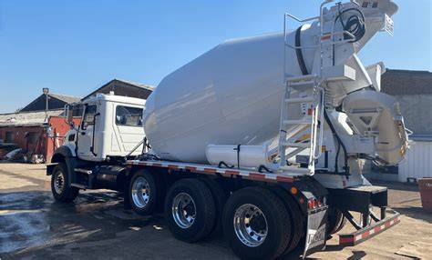 Camión mixer transportando hormigón en obra