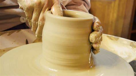 Proceso tradicional de modelado de cerámica