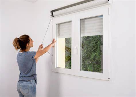 Persiana de PVC instalada en ventana exterior