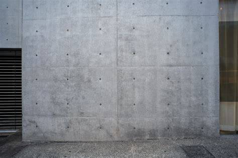 Aplicación de fijador en pared de hormigón