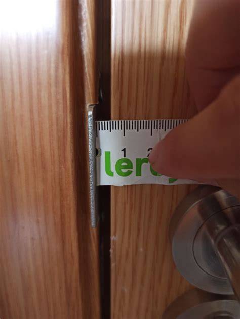 Tarjeta entre puerta y marco
