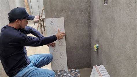 Instalación de cerámica en pared de baño
