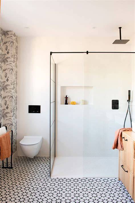 Juntas alineadas en pared de baño