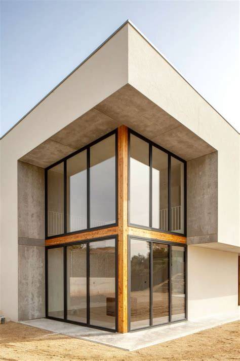 Interior con madera cemento y ventanales