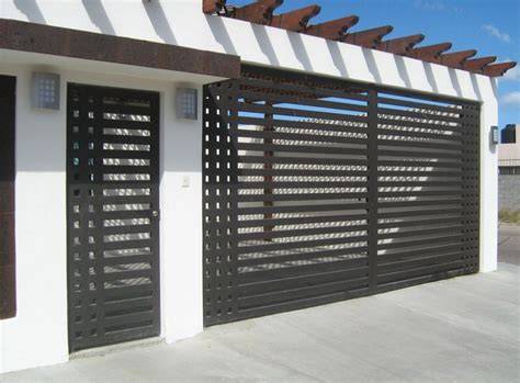 Rejas modernas con líneas horizontales