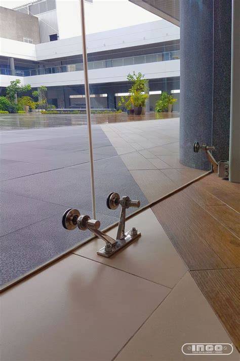 anclaje Spider para piso de vidrio