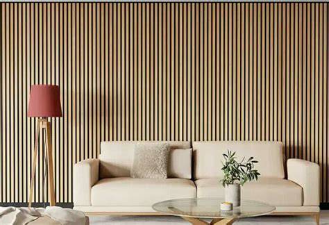 Casa moderna con revestimiento de tablas y listones
