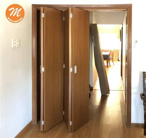 Puerta plegable de madera instalada en baño