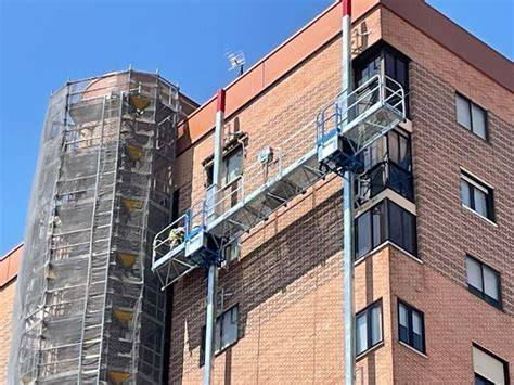 plataforma de andamio eléctrico en fachada