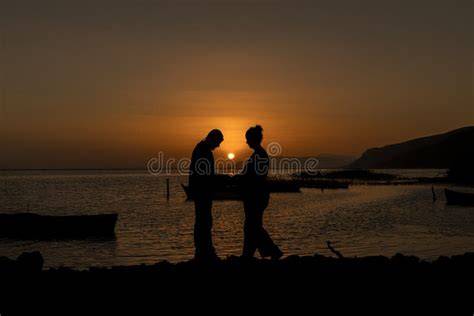 Mar contemplado por dos amantes